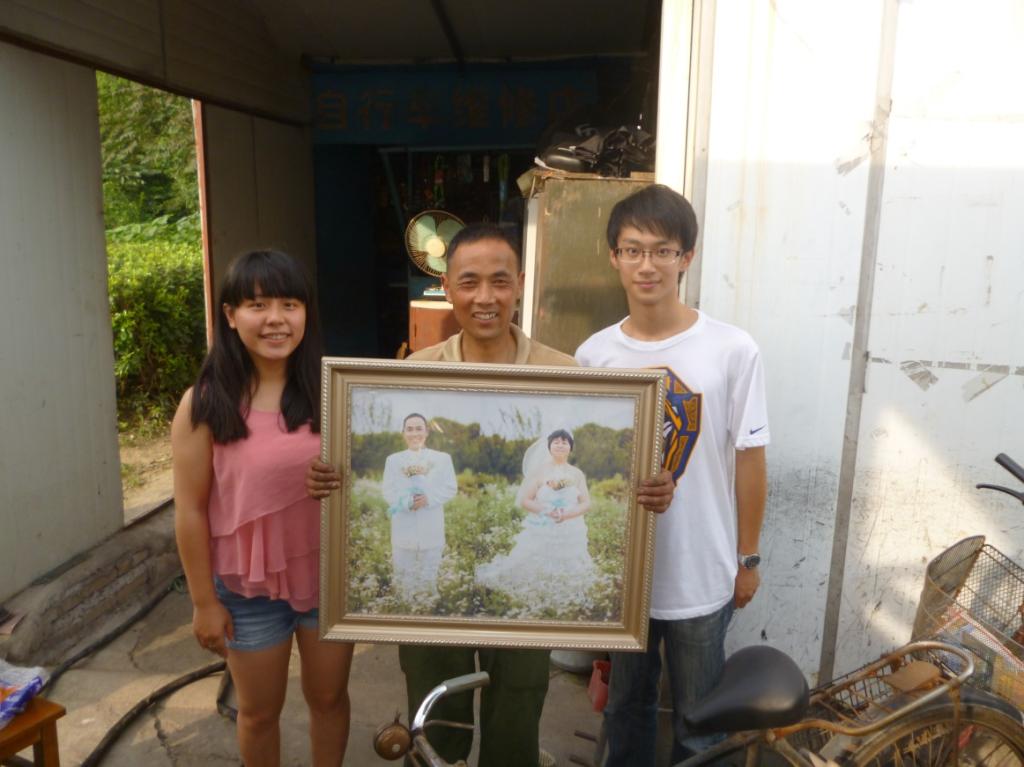 交大学子心系公益 为在沪外来务工家庭圆婚纱梦